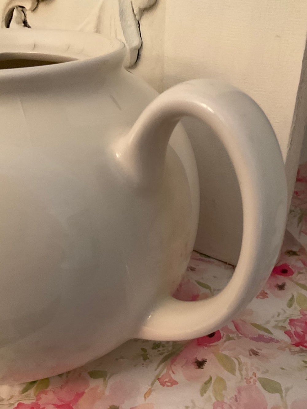 Classic White English Teapot - Picture 10 of 12